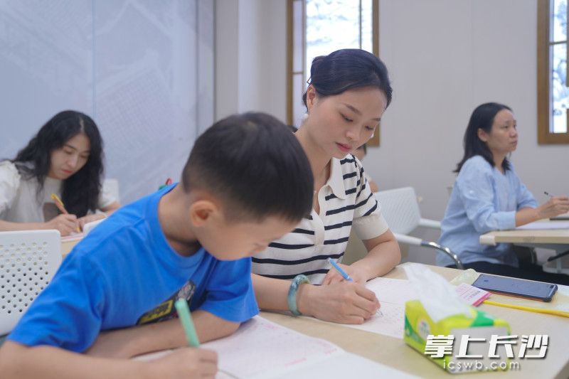 成人钢笔书法班长带着孩子一起参加课程学习。均为长沙晚报全媒体记者 何文瑞 摄