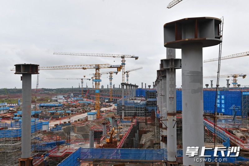 15日,由中建八局、湖南建工、中建五局联合承建的长沙机场T3航站楼项目施工现场,一台台高空塔吊拔地而起,挖掘机、推土机等各种机械来回穿梭。 15日,由中建八局、湖南建工、中建五局联合承建的长沙机场T3航站楼项目施工现场,一台台高空塔吊拔地而起,挖掘机、推土机等各种机械来回穿梭。