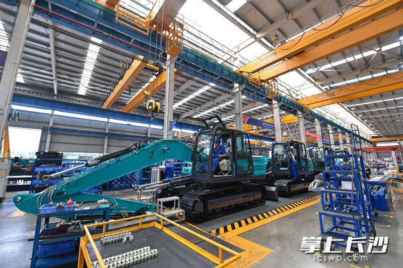 出口海外，山河智能坚持实施“一国一品、一域一策”的开发思路。图为山河工业城挖机生产车间。 长沙晚报全媒体记者 王志伟摄