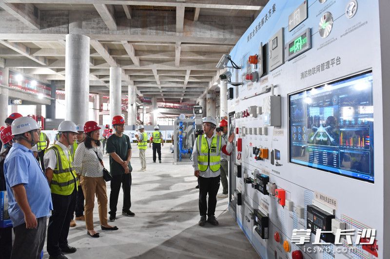 15日,长沙机场T3航站楼项目开展了长沙市2023年“质量月”建筑施工质量管理和安全生产标准化示范观摩会,吸引了来自全市建筑行业各领域的数百名代表实地参与观摩,线上“云观摩”点击量逾万人次。 15日,长沙机场T3航站楼项目开展了长沙市2023年“质量月”建筑施工质量管理和安全生产标准化示范观摩会,吸引了来自全市建筑行业各领域的数百名代表实地参与观摩,线上“云观摩”点击量逾万人次。