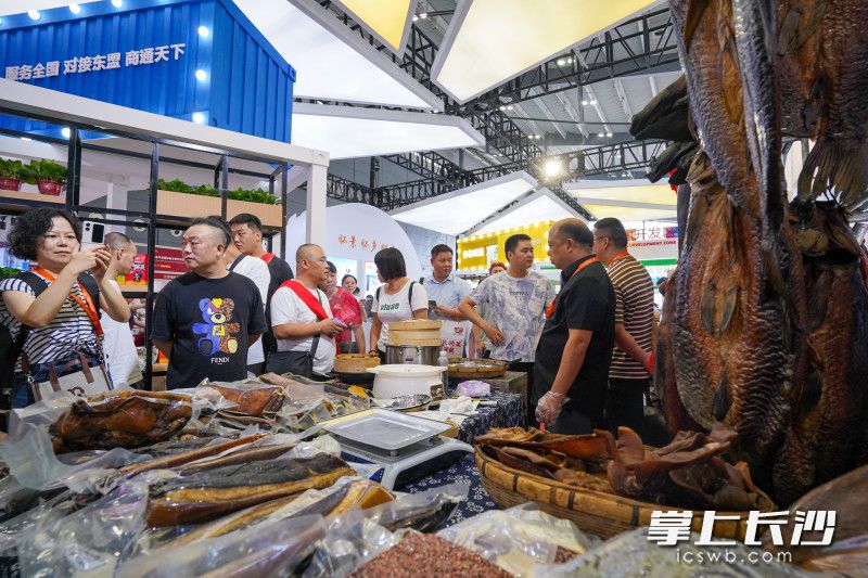 天下美食集聚食餐会。
