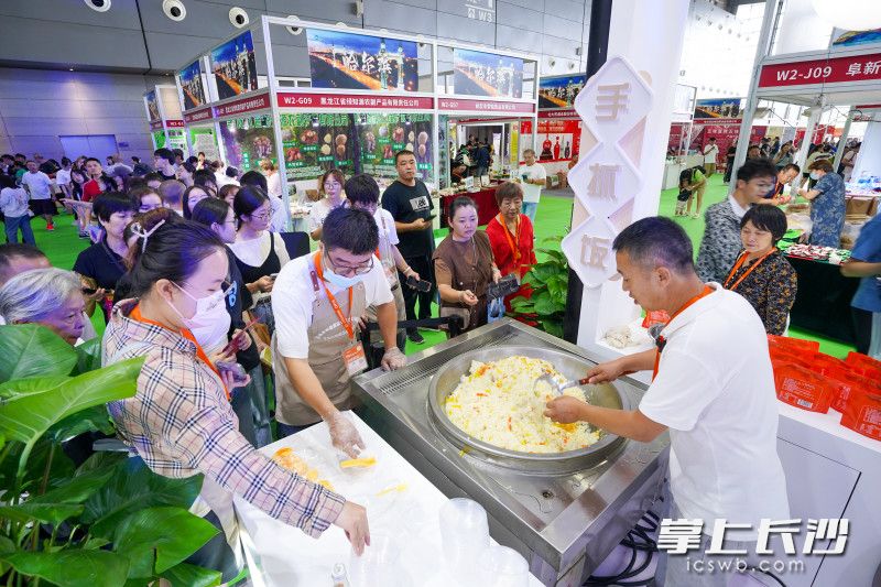 食餐会上，人们争相品尝新疆手抓饭。均为长沙晚报全媒体记者 邓迪摄