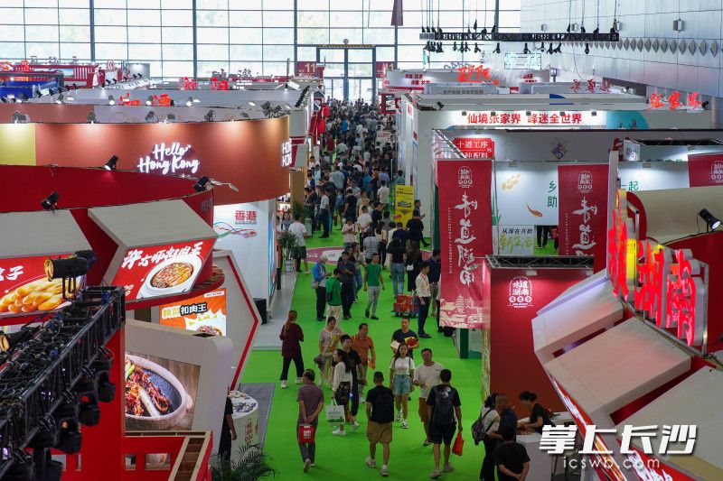 市民纷纷打卡食餐会。