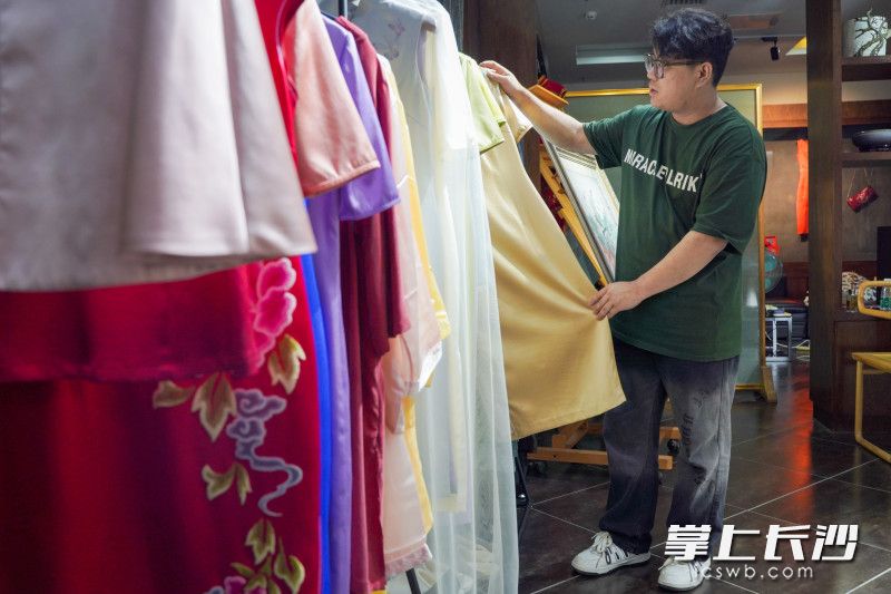 刘兆坤希望能将湘绣融入日常生活中，转变成有特色的文创产品，让更多的人感受到湘绣的魅力。