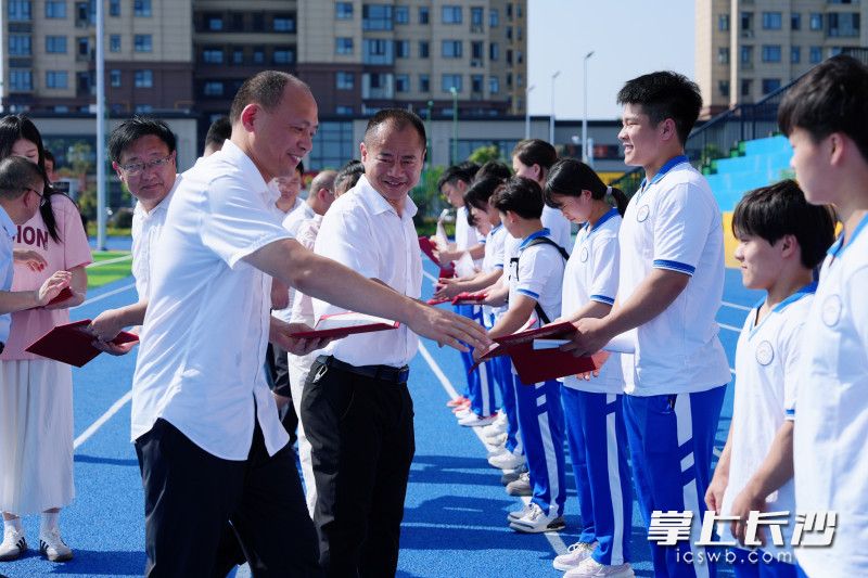 现场为获奖者颁奖。