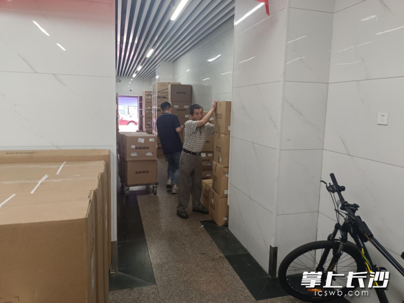 商家将货物搬离消防通道。均为长沙晚报通讯员 陶佳俊 摄