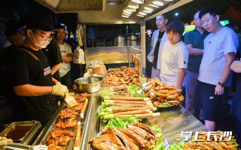 扬帆夜市的食品经营摊贩。长沙晚报全媒体记者 邹麟 摄