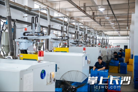 ▲图为多多跨境热卖的剃须产品的生产车间。张建▕摄