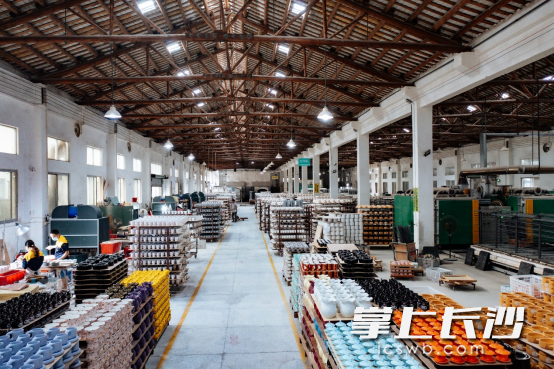 ▲图为何佳阳父母一手创办的日用陶瓷工厂。张建▕摄