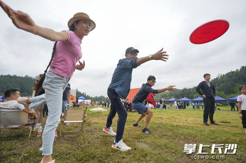 游客在户外运动营地体验飞盘游戏。长沙晚报全媒体记者 陈飞 摄