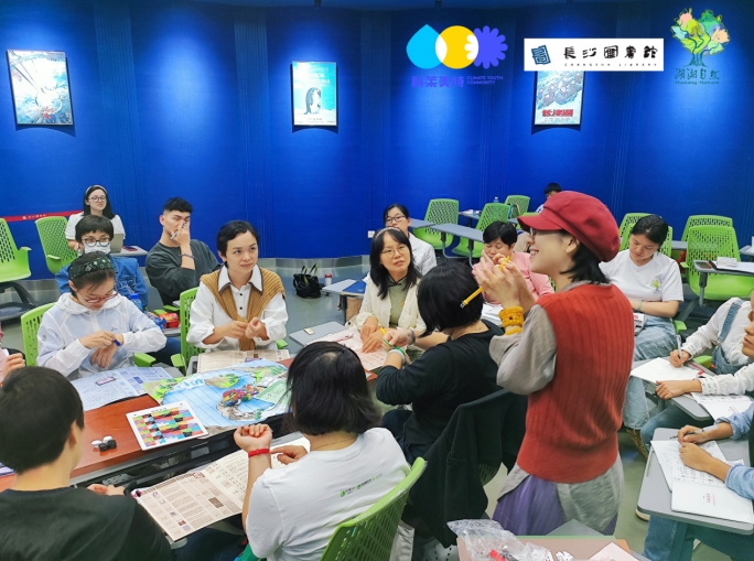 读者参加科普活动。 读者参加科普活动。