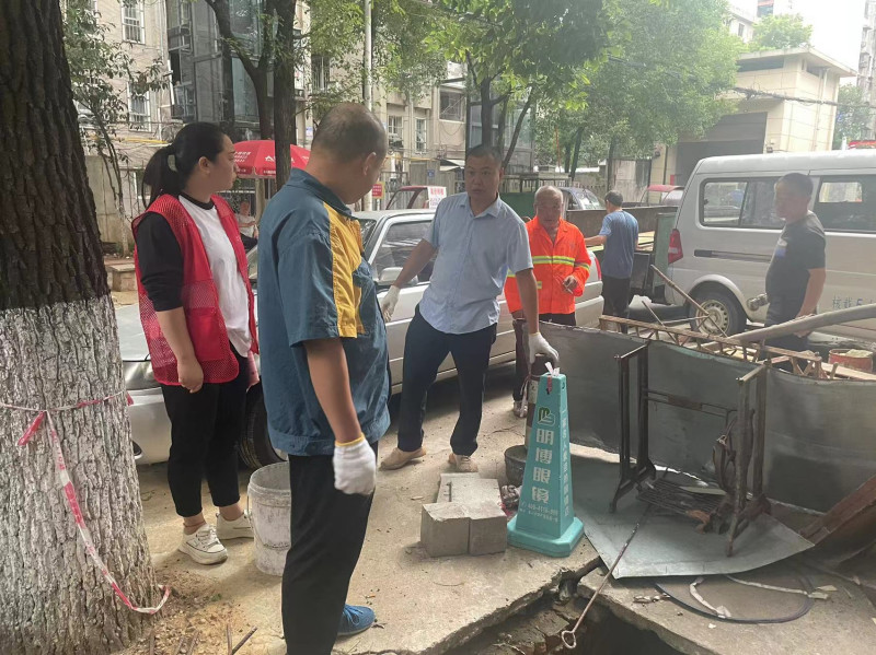 工作人员当即在醒目位置摆放警示物提醒来往行人。长沙晚报通讯员 彭汀汀 摄 工作人员当即在醒目位置摆放警示物提醒来往行人。长沙晚报通讯员 彭汀汀 摄