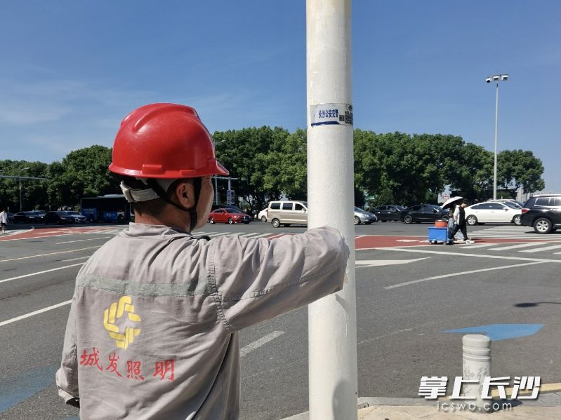 路灯运维人员重新涂刷后，老旧路灯杆焕然一新。
