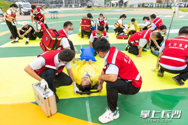 到达现场的医护人员按伤情程度设置了红、黄、绿、黑4个检伤分类区，按照“先救命后治伤、先救重后救轻”的原则对各区域人员展开专业救治。图为黄区。