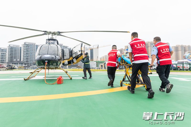 26日，湘江新区大王山航空救援基地，长沙市开展突发事件紧急医学救援应急演练。均为全媒体记者 董阳 摄