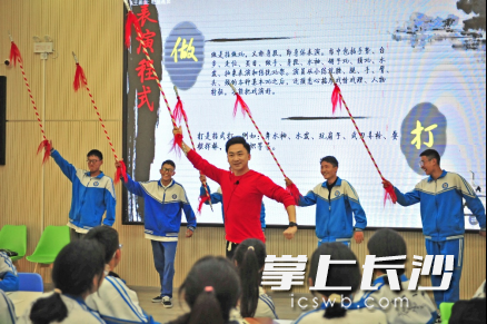 ▲“为你读书”公益捐赠行动走进西藏林芝，邀请广州粤剧团为当地孩子带去粤剧艺术通识课