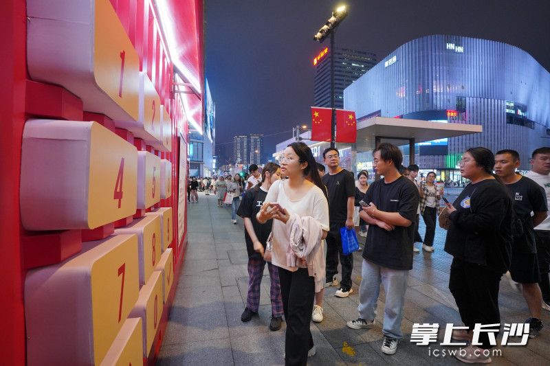 市民游客正在排队参与互动。