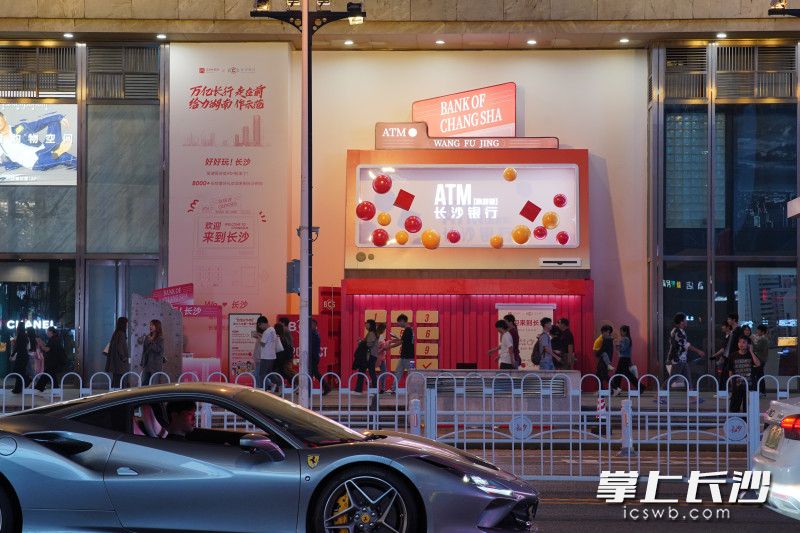 华灯初上，天心区五一商圈出现一台巨型“ATM机”。均为长沙晚报全媒体记者 邓迪 摄
