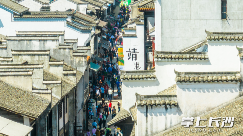 靖港古镇街区游人如织。望城产投集团供图