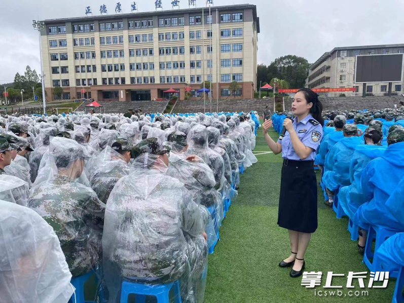 长沙移动积极组织志愿活动，走进高校、社区开展反诈宣传。