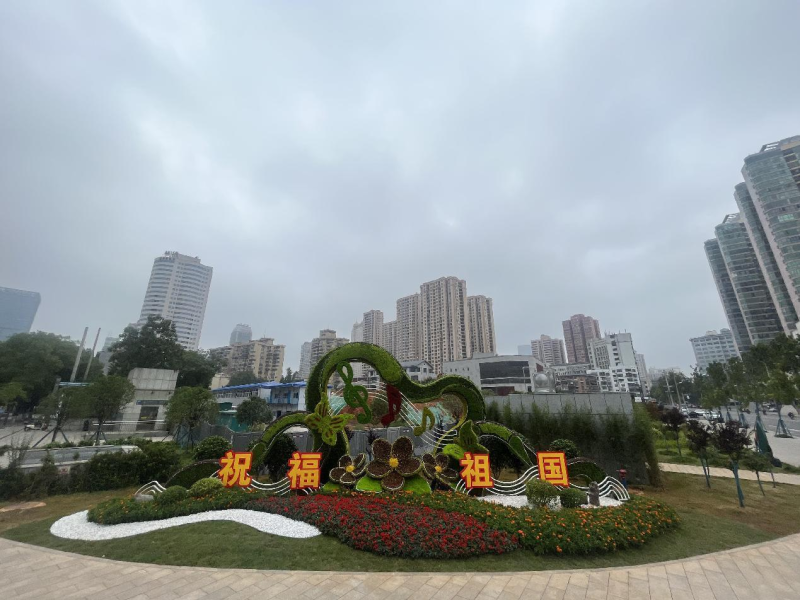 各色花卉将广场、街头装饰一新。均为长沙晚报通讯员 丁一凤 摄