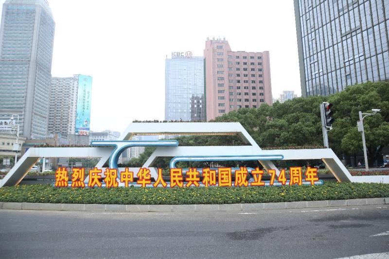 各色花卉将广场、街头装饰一新。