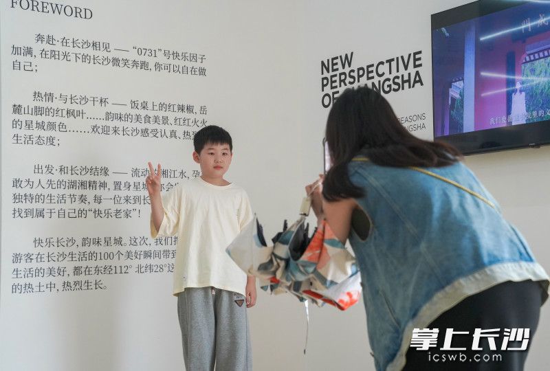合影留念的男孩。