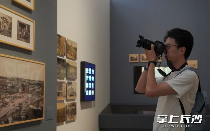 游客拍下印象深刻的展品。
