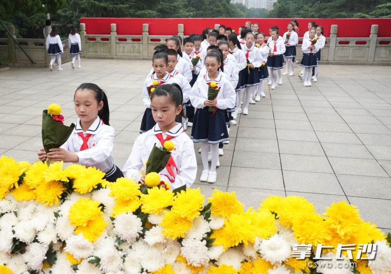 少先队员敬献鲜花。