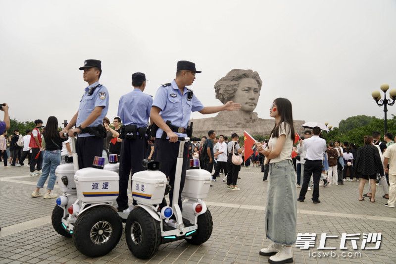 游客向警务人员问路。 长沙晚报全媒体记者 周数邑 罗亚坤 摄