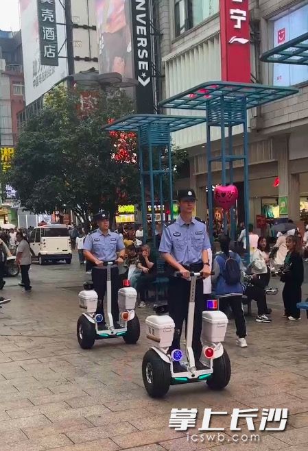 民警在黄兴路步行街骑着警用平衡车巡逻。 长沙晚报通讯员 彭滔 摄