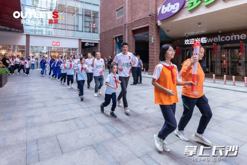 望城区第二届“雷小锋”超级运动会火炬传递(砂之船奥莱站)仪式在砂之船(长沙)奥莱店举行。均为长沙晚报通讯员 肖奥 供图 望城区第二届“雷小锋”超级运动会火炬传递(砂之船奥莱站)仪式在砂之船(长沙)奥莱店举行。均为长沙晚报通讯员 肖奥 供图