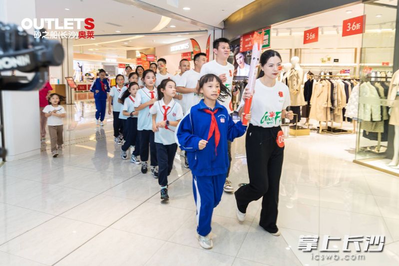 火炬手们手持火炬在商场内奔走。 火炬手们手持火炬在商场内奔走。