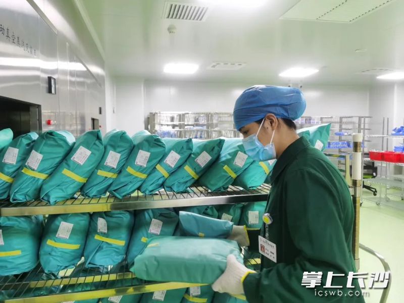 为了保障手术的顺利完成，医院消毒供应中心等相关科室也是全力配合，加班加点完成工作。