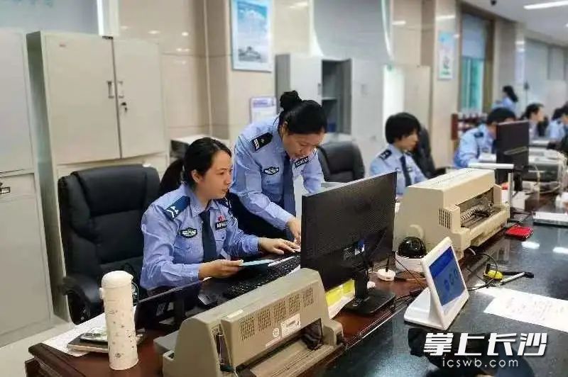 民警热情接待办证市民。