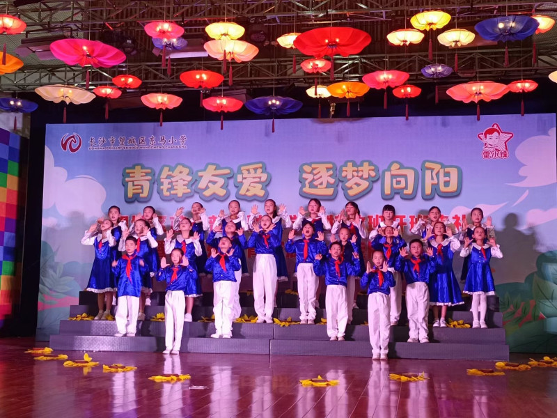 东马小学的同学们带来了精彩的手语舞《和你一样》。均为长沙晚报全媒体记者 陈良 摄