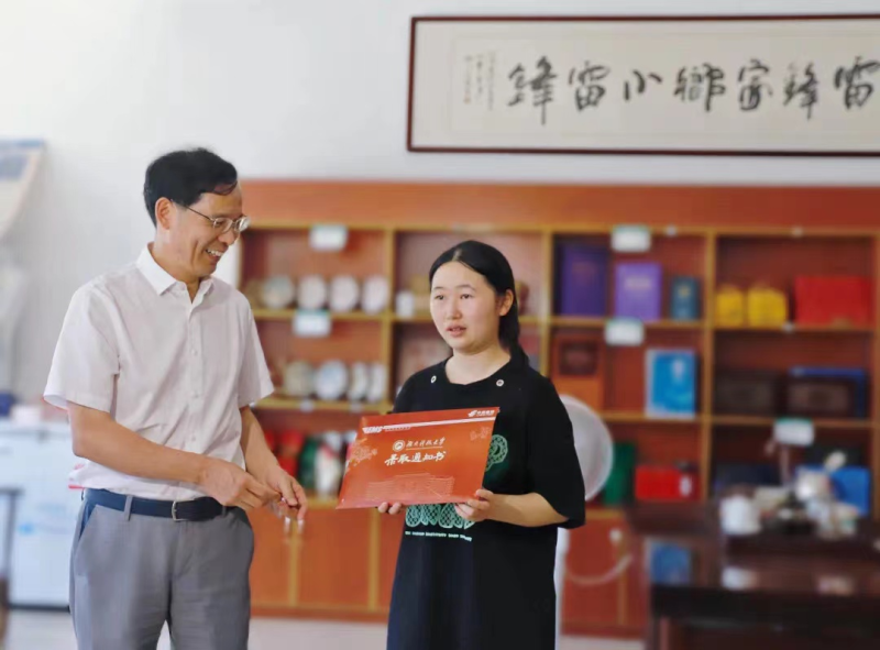 2022年,周美玲收到了湖南科技大学录取通知书,在成为一名思想政治老师的追梦路上迈出了一大步。图片来源于湖南科技大学 2022年,周美玲收到了湖南科技大学录取通知书,在成为一名思想政治老师的追梦路上迈出了一大步。图片来源于湖南科技大学