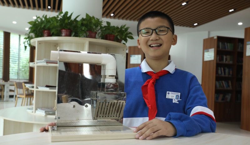 2020年,当时就读于长沙市中雅培粹学校初一的张荣景荣获全国“新时代好少年”,他把服务社会、服务生活奇思妙想制作成一件件创新作品。长沙晚报通讯员 杨威 摄 2020年,当时就读于长沙市中雅培粹学校初一的张荣景荣获全国“新时代好少年”,他把服务社会、服务生活奇思妙想制作成一件件创新作品。长沙晚报通讯员 杨威 摄