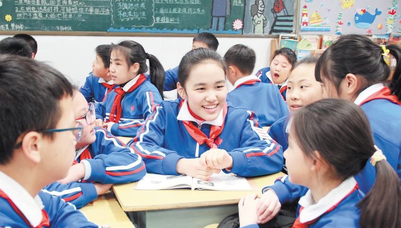 2021年,时为雨花区枫树山大桥小学六年级学生的陈羽析获全国“新时代好少年”称号,她不仅成绩非常优秀,还总是热心、耐心地解答同学们的问题,阳光开朗的她成了同学们的“偶像”。长沙晚报通讯员 郑薇 摄 2021年,时为雨花区枫树山大桥小学六年级学生的陈羽析获全国“新时代好少年”称号,她不仅成绩非常优秀,还总是热心、耐心地解答同学们的问题,阳光开朗的她成了同学们的“偶像”。长沙晚报通讯员 郑薇 摄