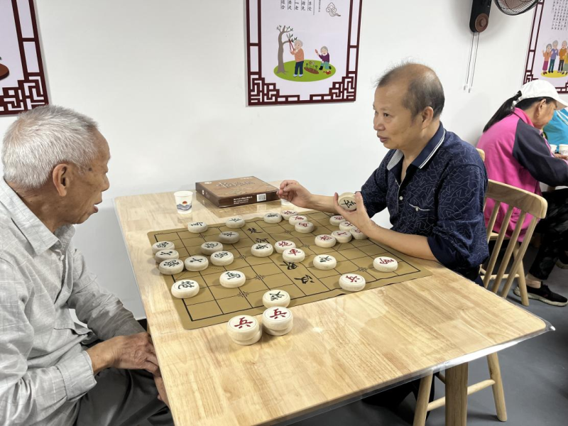 老友一起下棋。