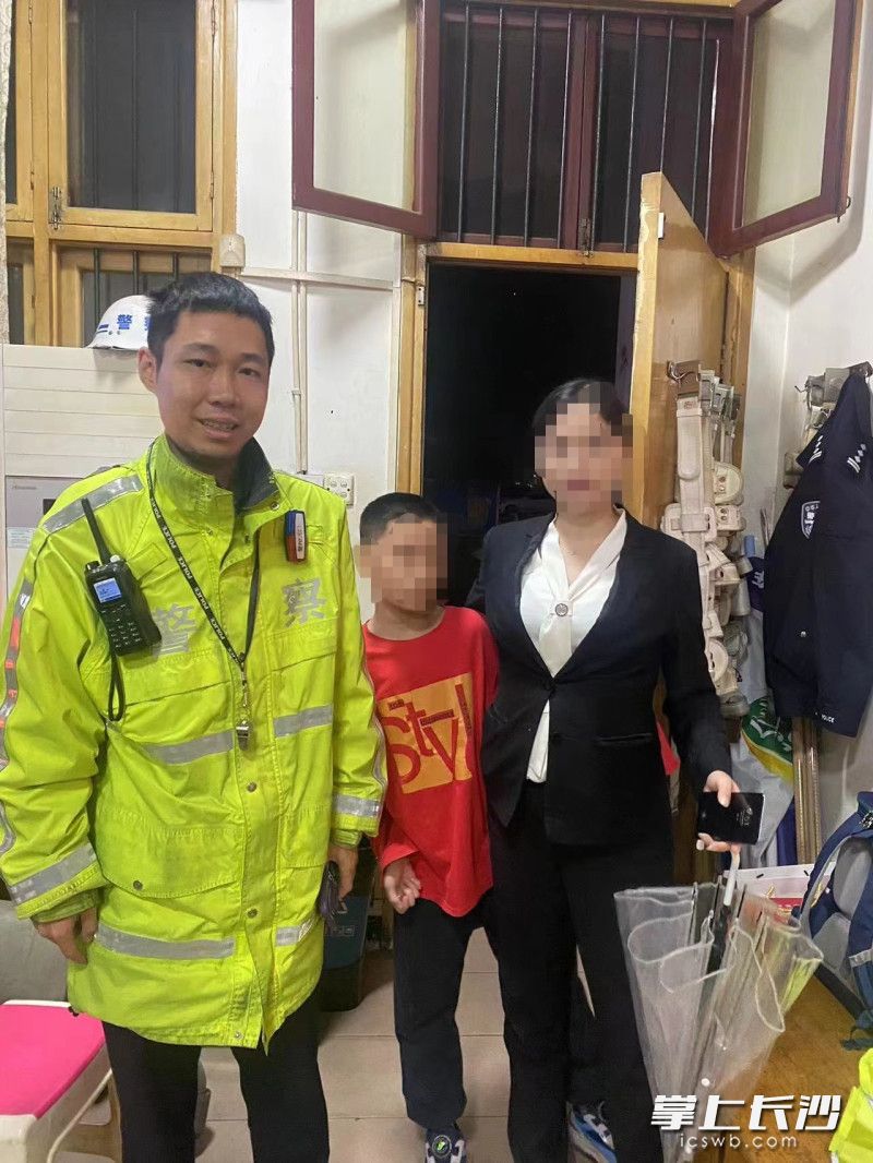 小雷的母亲很快赶到了芙蓉交警大队四中队岗亭。
