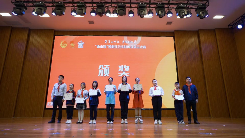 风采大赛的获奖者受到表彰。 风采大赛的获奖者受到表彰。