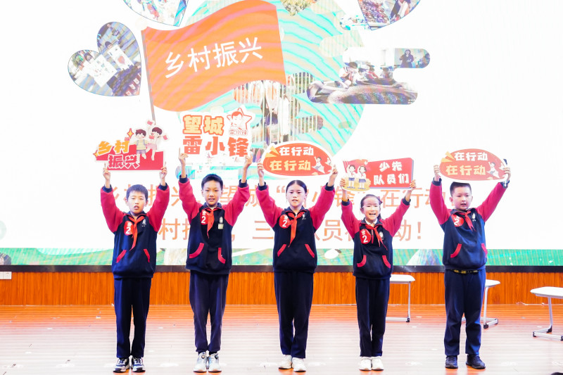 参加乡村振兴主题的社会实践后,“雷小锋”们呼吁大家行动起来,为乡村振兴贡献力量。 参加乡村振兴主题的社会实践后,“雷小锋”们呼吁大家行动起来,为乡村振兴贡献力量。