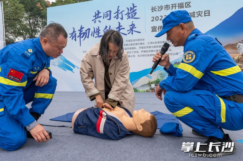 居民们在专业人士的指导下，亲自实践心肺复苏等急救技能。 图片均为长沙晚报全媒体记者 陈飞 摄