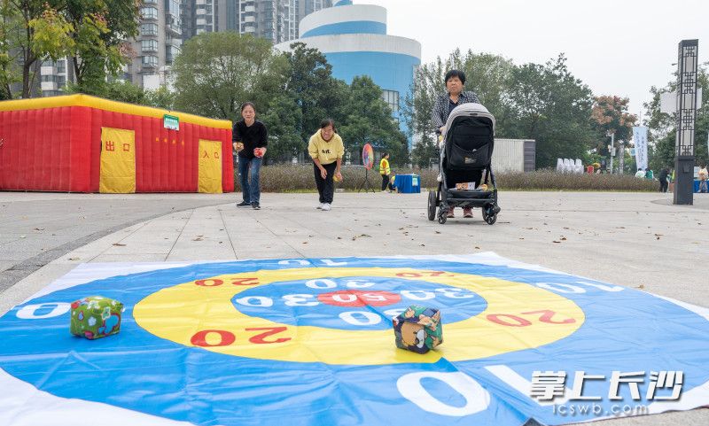 居民玩防灾减灾互动游戏。