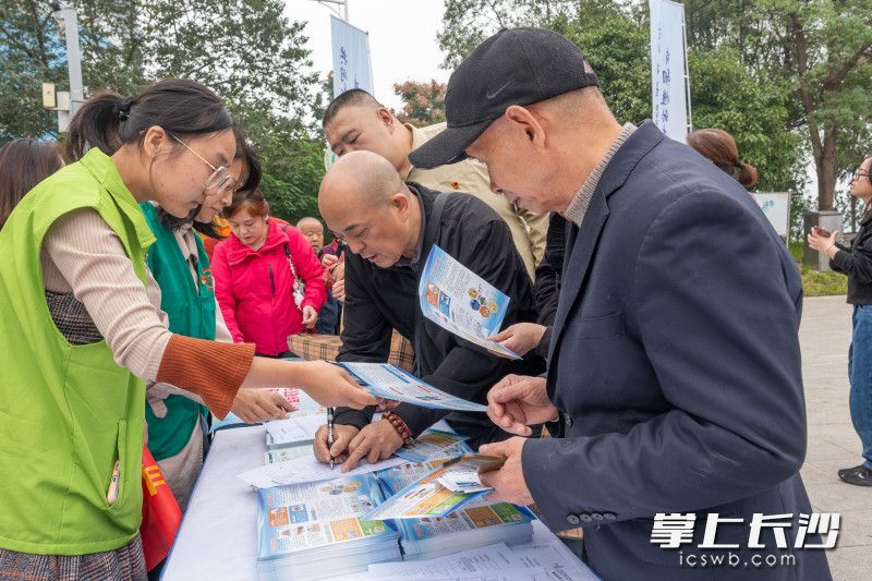  绿舟工作人员发放防灾减灾宣传手册。