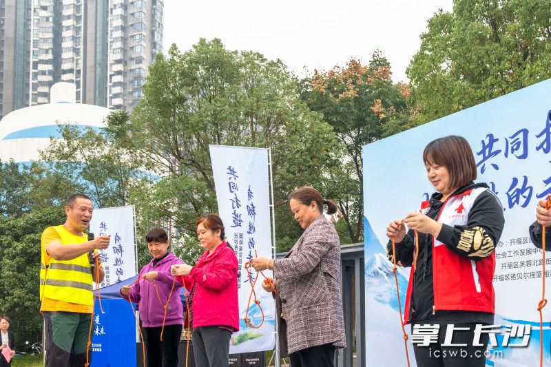居民们学习结绳逃生技巧。