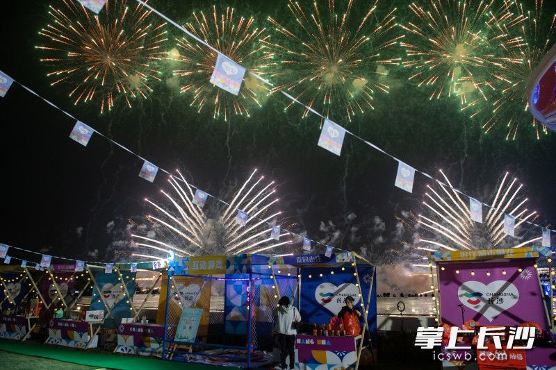 10月13日，长沙文旅休闲消费节潮玩集市在浏阳天空剧院举办，为广大市民和游客推出了极具长沙特色的文旅大餐。