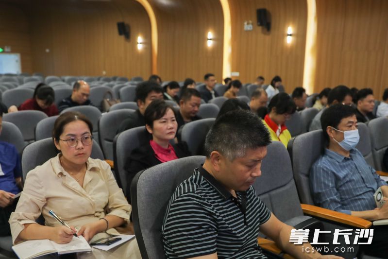 16日，望城区教育局举行《校外培训行政处罚暂行办法》解读暨校外培训治理工作布置会。长沙晚报通讯员 吴小奇 供图