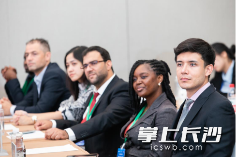 白内障防治技术国际培训班的学员在认真听讲。  通讯员供图